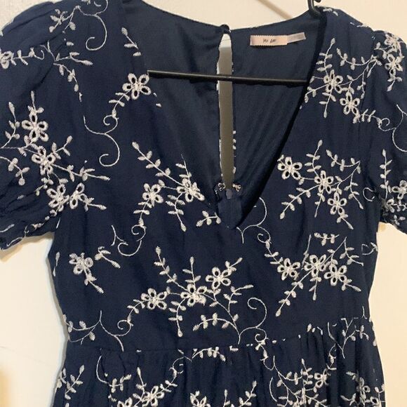 Francesca’s GUC navy blue and white embroidered low cut dress Size XS - Picture 2 of 6
